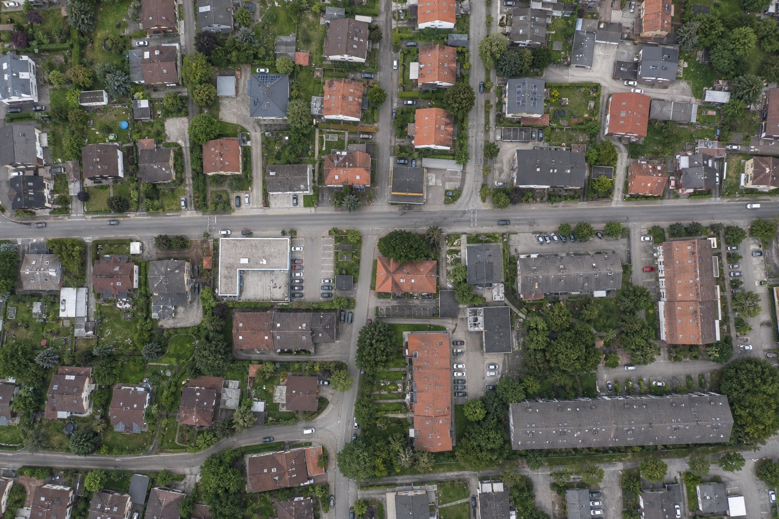 Illustrative senkrechte Ansicht eines Quartiers mit Wohnhäusern, Gärten, Straßen und gemischter Bebauung